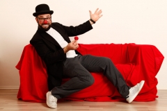 Auch der Clown hat sichtlich Spaß auf der Couch