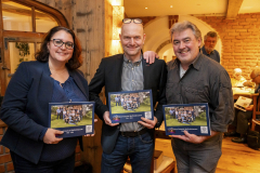 Sandra Ilmberger, Thomas Hirschmann und Andy Ilmberger präsentieren das Fotobuch zum 60-jährigen Fotoclub-Jubiläum.