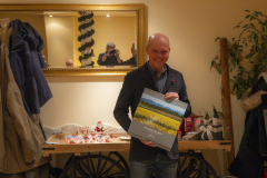 Club-Präsident Tom Hirschmann stellt den RaiBa-Kalender 2024 vor - FCW Weihnachtsfeier 2023 © Andy Ilmberger