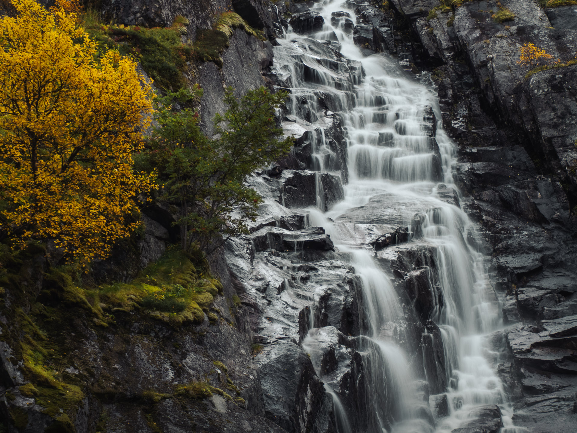 Wasserfall trifft Herbstfarben (c) Katja Pohl