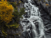 Wasserfall trifft Herbstfarben (c) Katja Pohl