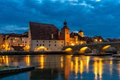 Salzstadel und Steinerne Brücke bei Nacht (Foto: Sandra Ilmberger)