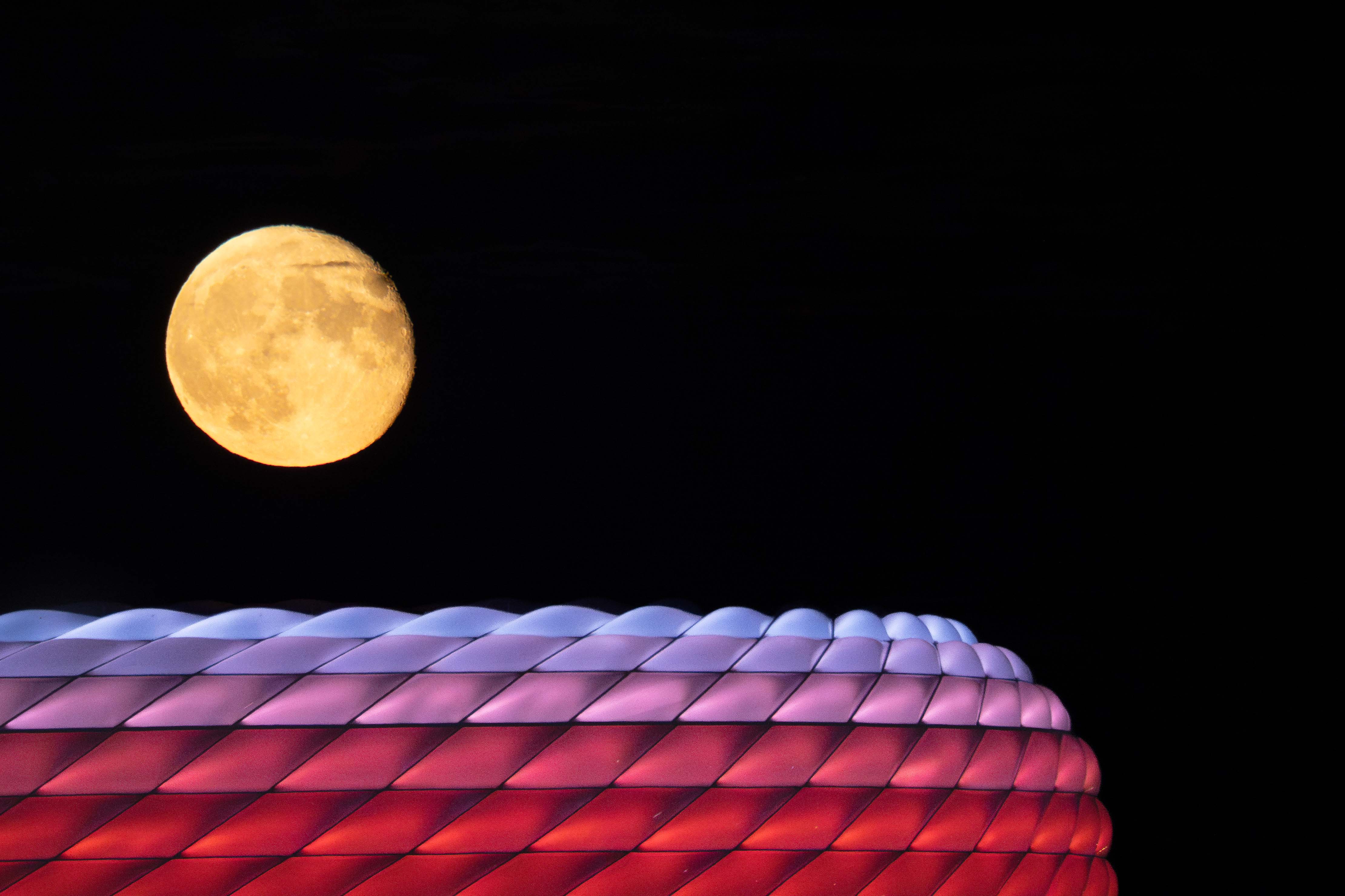 Abnehmender Mond über der Allianz Arena (Foto: Katja Pohl)