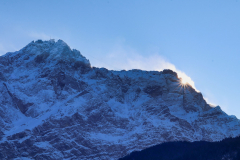 Die Sonne kommt hinter der Zugspitze hervor (Foto: Katja Pohl)