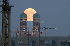 Vollmond hinter der Münchner Frauentürmen (Foto: Katja Pohl)