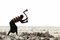 Arbeiter beim Gewinnen von Salz (Foto: Peter Schreyer)